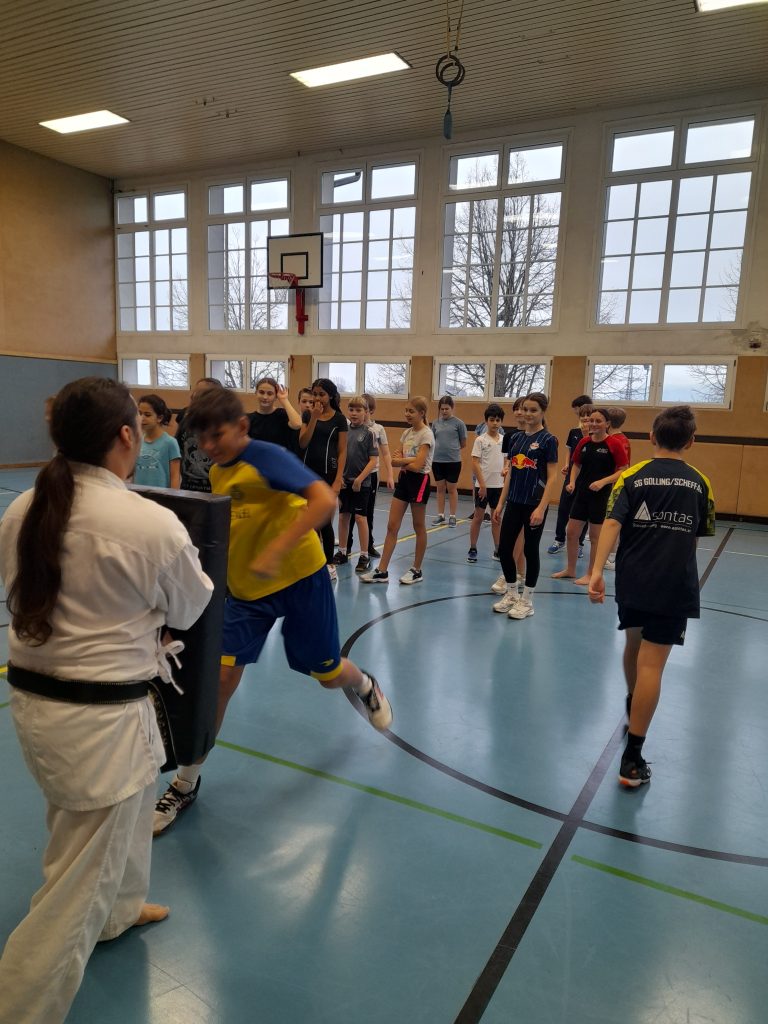 Schüler läuft auf Schlagpolster zu