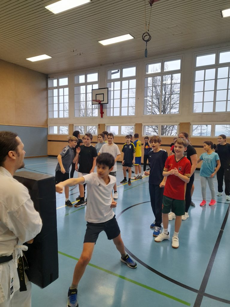 Schüler macht Faustschlag auf Schlagpolster