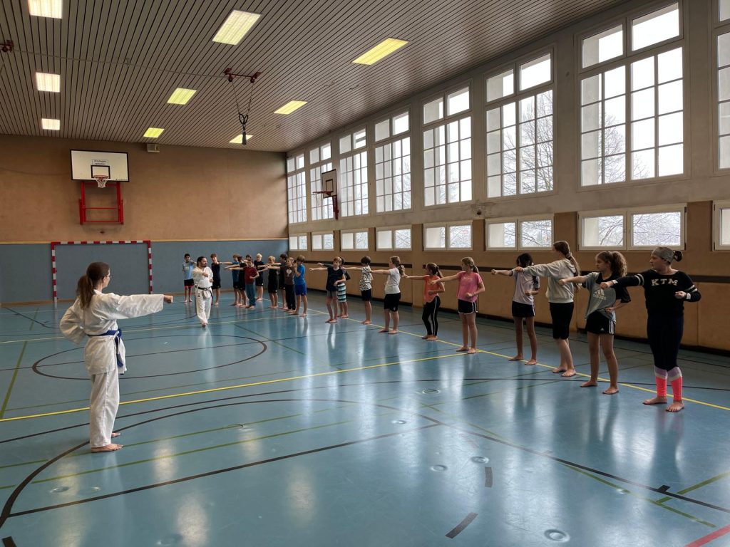 Fauststoß Schüler in einer Reihe